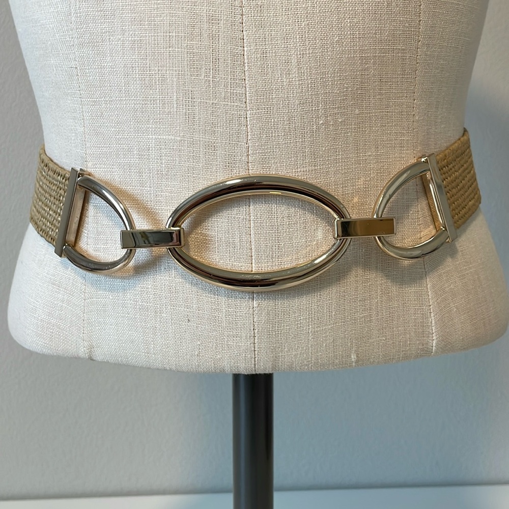 Chicos stretch tan straw belt with soft gold toned clasp